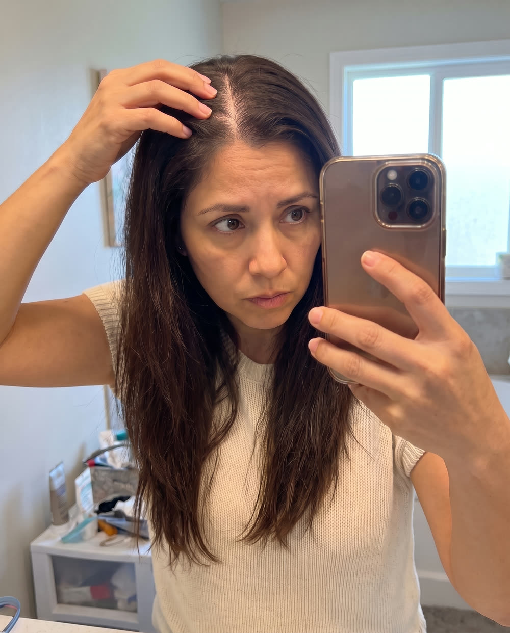 Mujer mostrando la raya del cabello más abierta